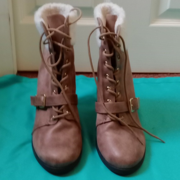 EXPRESS LIGHT BROWN ANKLE BOOTS WITH FAUX FUR SIZE 10 - Picture 2 of 12